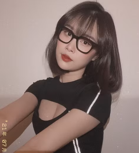 Hình ảnh hiện tại của Trang Nhung hoàn toàn mới lạ với mái tóc ngắn ngang vai, phong cách của cô cũng trẻ trung, cá tính hơn.