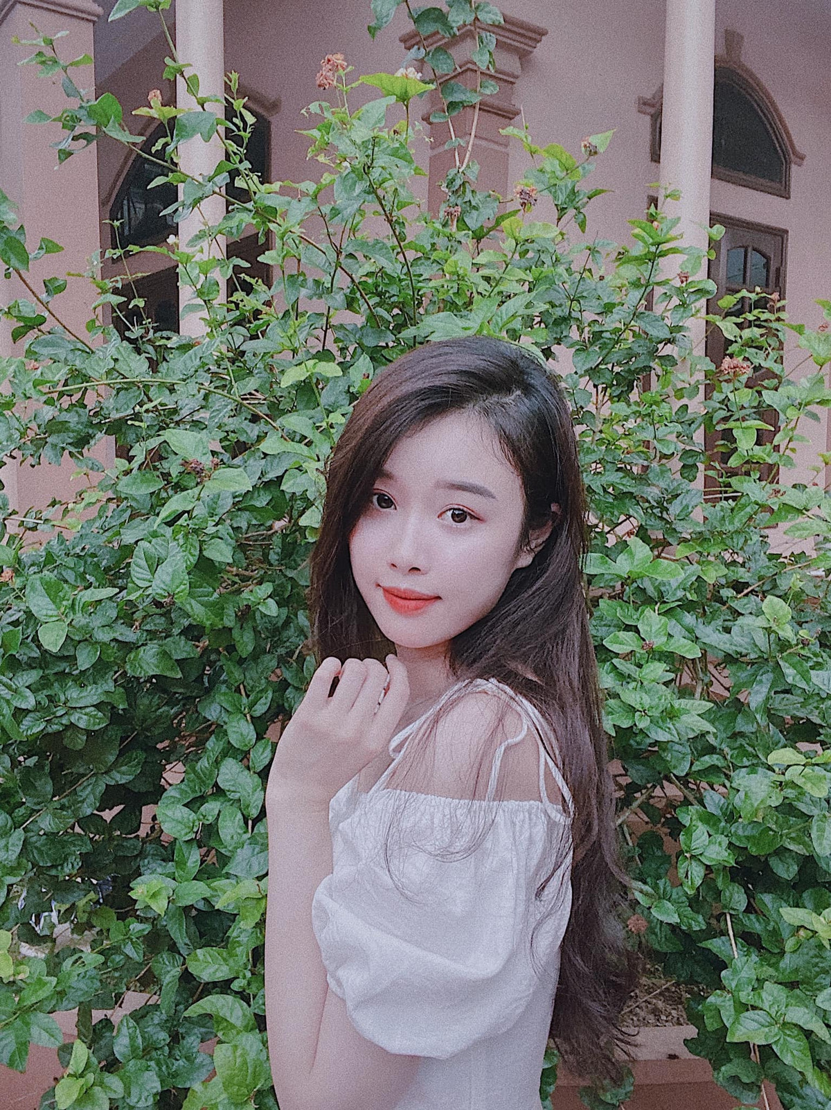 Dù tóc ngắn hay dài Trang Nhung vẫn gây mê fans hâm mộ bóng đá khi nhan sắc luôn xinh đẹp theo thời gian. Ảnh: FBNV, IGNV