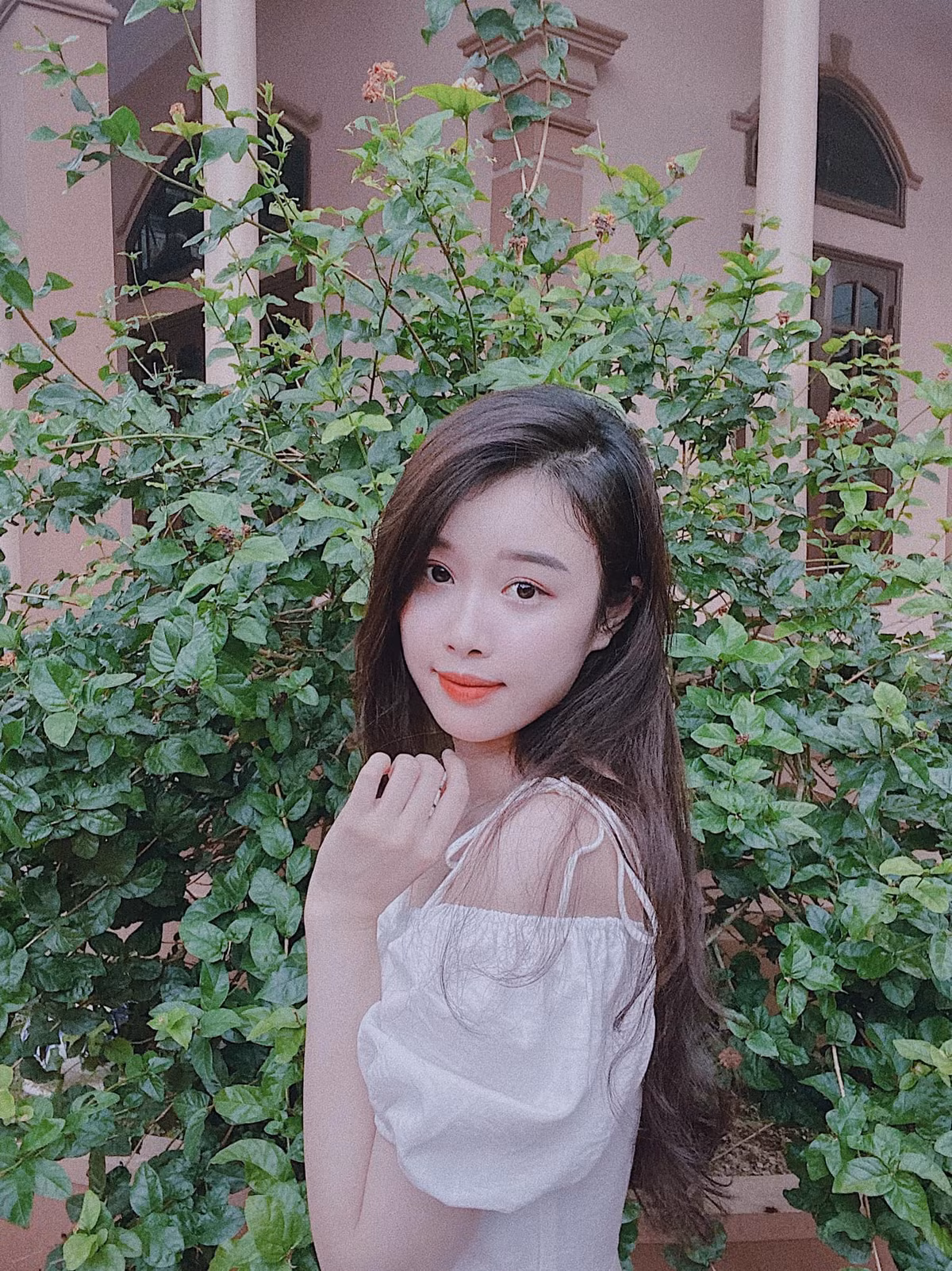 Dù tóc ngắn hay dài Trang Nhung vẫn gây mê fans hâm mộ bóng đá khi nhan sắc luôn xinh đẹp theo thời gian. Ảnh: FBNV, IGNV