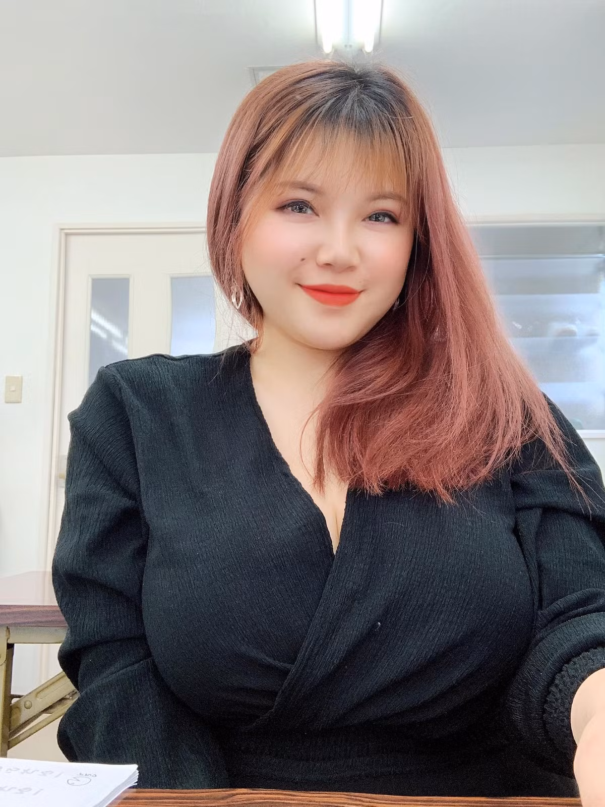 Hiện bức ảnh đang nhận về hàng ngàn lượt cảm xúc, bình luận và chia sẻ. Đa phần bày tỏ bất ngờ trước bộ ngực càng ngày càng "khủng" của nữ sinh Hải Dương.