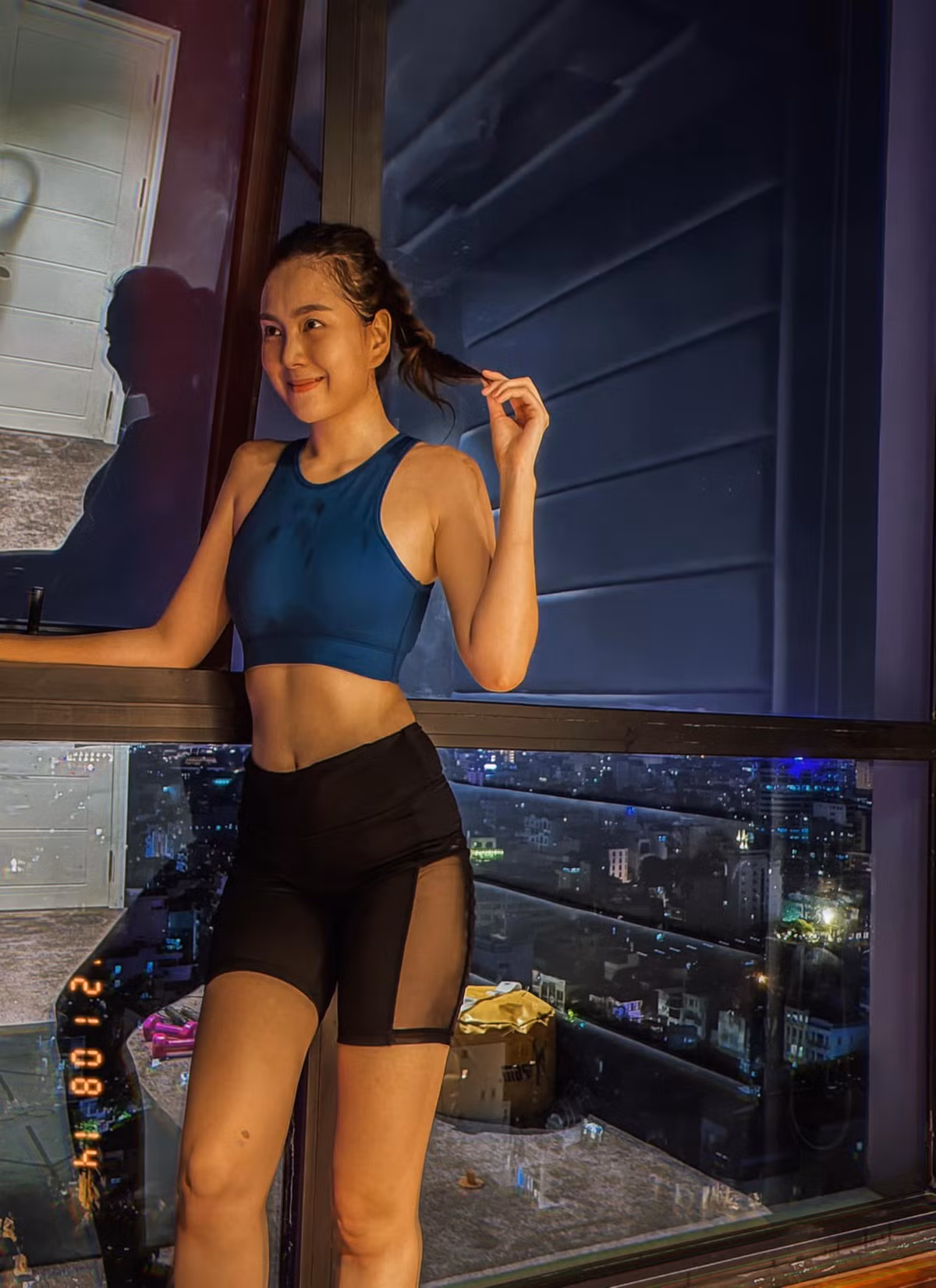 Mai Ngọc cũng sở hữu vòng eo con kiến nhờ chăm chỉ tập luyện trong thời gian dài.