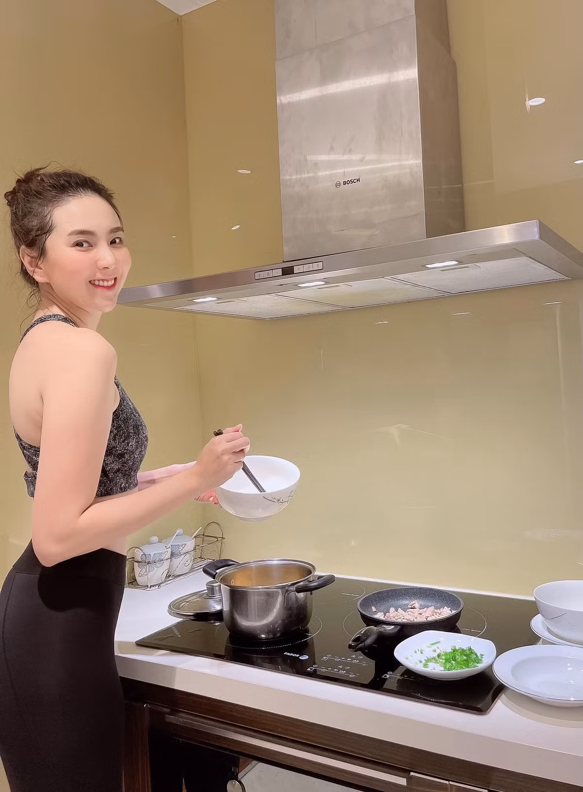 Mai Ngọc cũng từng khiến netizen mê mệt với loạt ảnh đời thường khi ở nhà, thậm chí làm một bà nội trợ nữ MC không hề bị lu mờ nhan sắc.