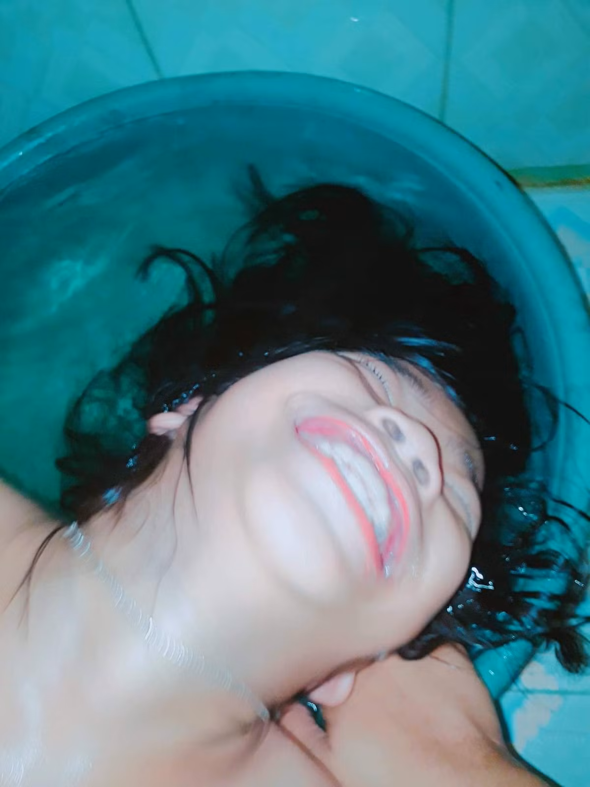 Từ mái tóc ướt sũng vì nước cho đến thần thái tạo dáng với điệu cười không thể hài hước hơn đã góp phần tạo nên hậu trường chụp ảnh "sống ảo" có một không hai. Ảnh: Ngọc Châu