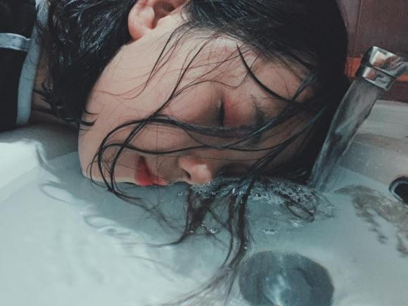 Chụp ảnh với bồn rửa mặt sẽ tạo ra những bức ảnh ảo diệu, nghệ thuật và đẹp mắt nếu như người thực hiện có thần thái xuất thần. Ảnh: Tổng hợp