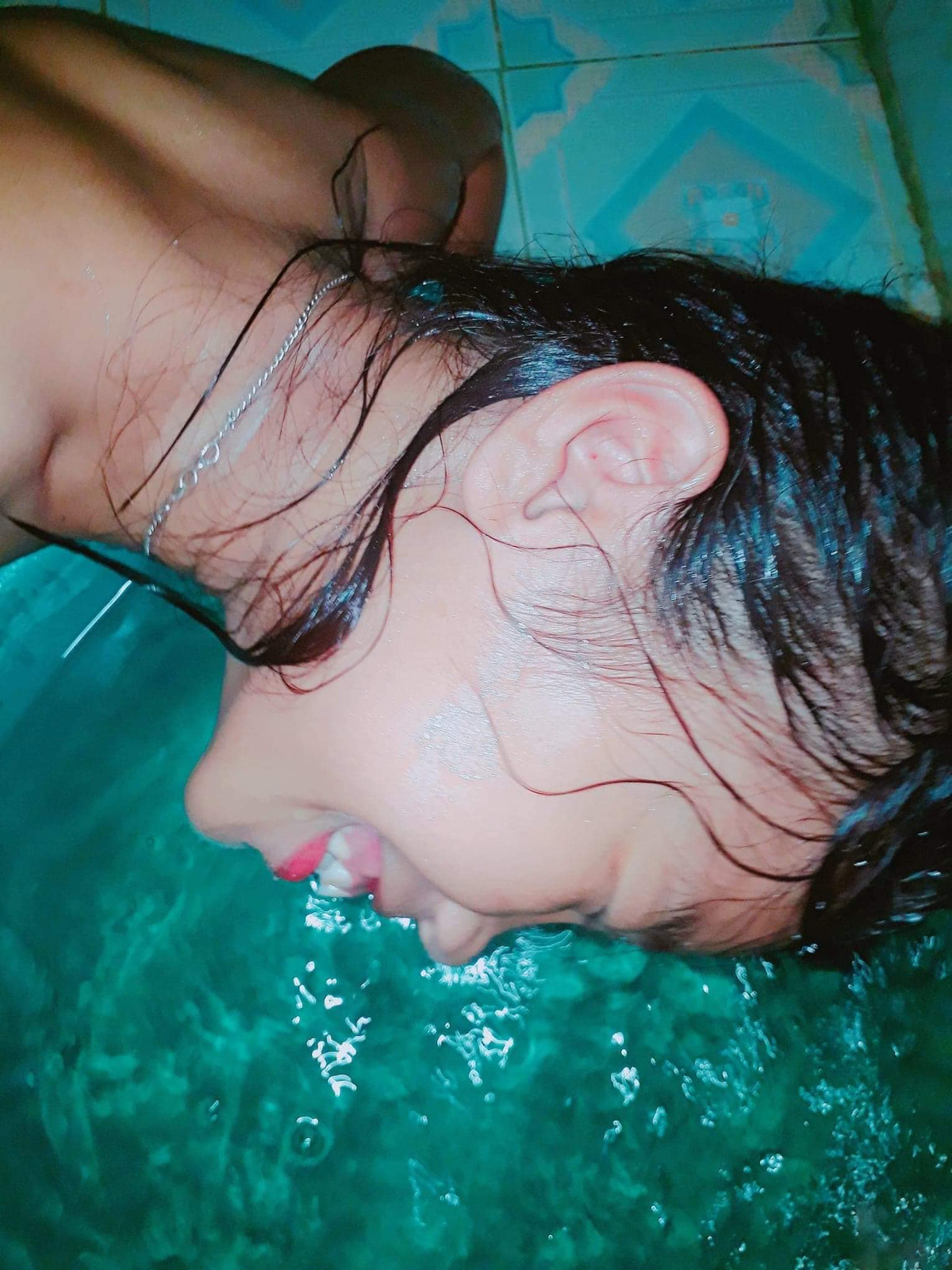 Chứng kiến chùm ảnh hậu trường bên chậu nước của chủ nhân bài đăng này, có cư dân mạng còn bình luận vô cùng hài hước: "Khi bạn muốn chụp hình ngửa mặt vào bồn nước theo trào lưu mà gương mặt chẳng có nổi một góc thần thánh, thì phải làm sao?". Ảnh: Ngọc Châu