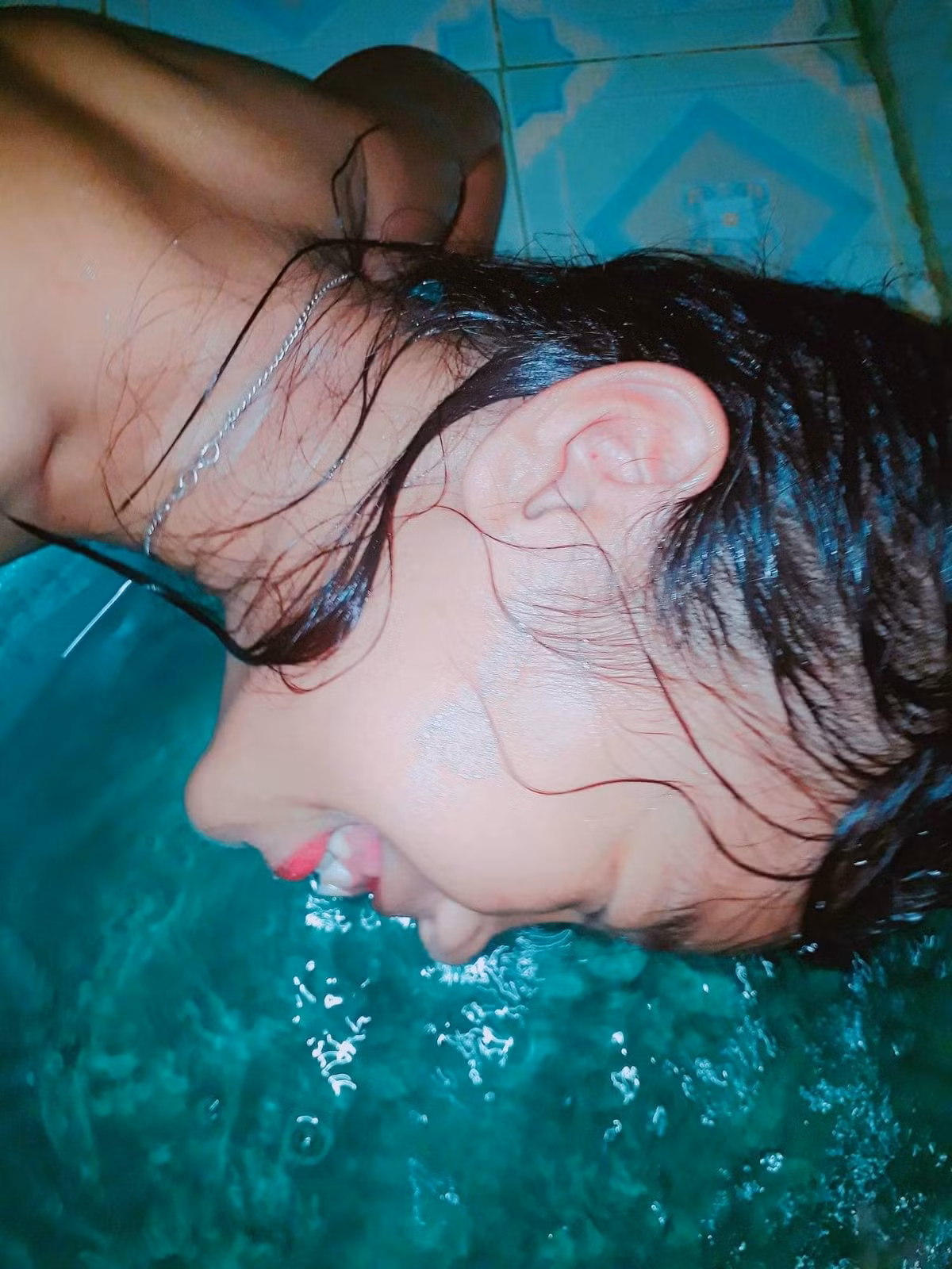 Chứng kiến chùm ảnh hậu trường bên chậu nước của chủ nhân bài đăng này, có cư dân mạng còn bình luận vô cùng hài hước: "Khi bạn muốn chụp hình ngửa mặt vào bồn nước theo trào lưu mà gương mặt chẳng có nổi một góc thần thánh, thì phải làm sao?". Ảnh: Ngọc Châu