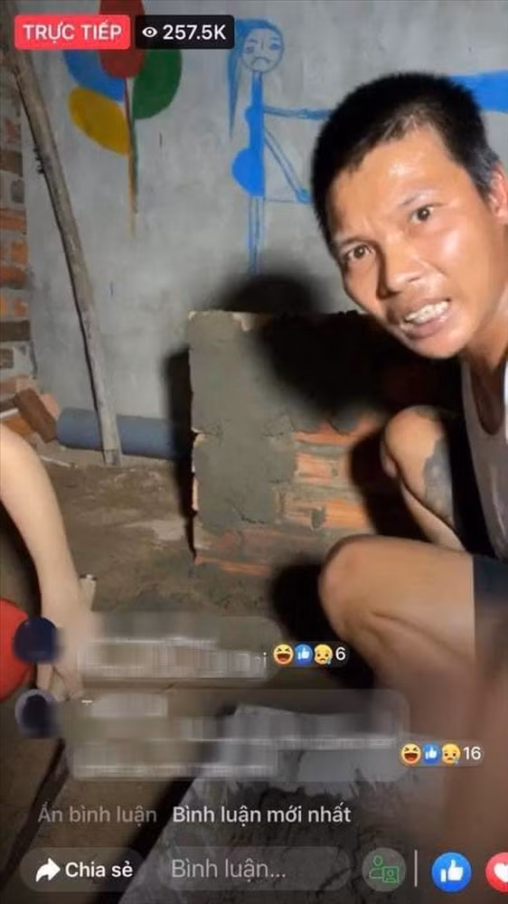 Thời gian gần đây, Lộc gây chú ý khi liên tục livestream dạy mọi người cách trộn vữa, làm phụ hồ.