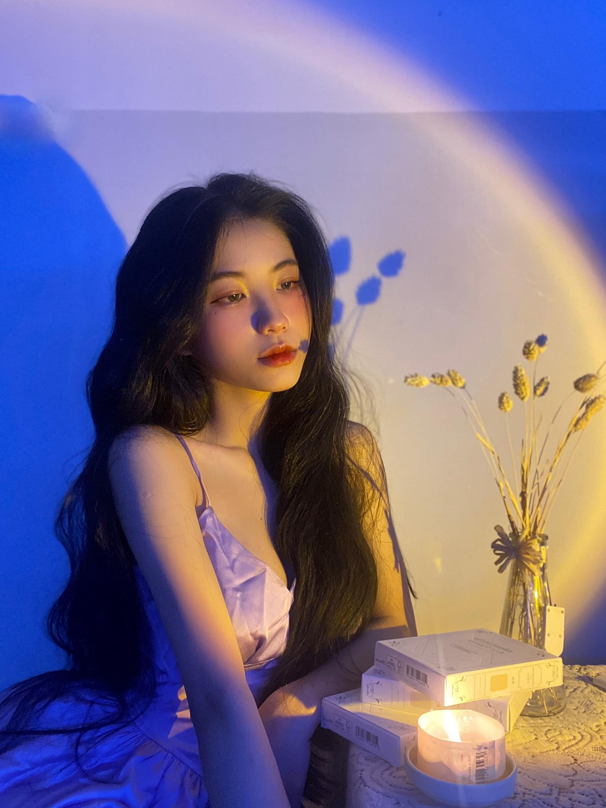 Sở hữu gương mặt xinh đẹp với sống mũi cao, gái xinh 10x còn được mệnh danh là "nàng tiên tóc mây" vì mái tóc đen, dài gần 1m.