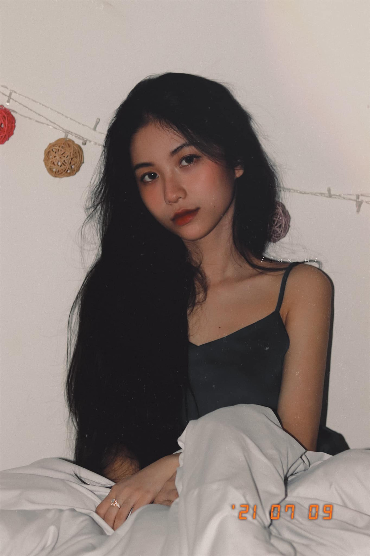 Thời bé, Kim Anh vốn gầy gò và có nước da ngăm đen. Chính vì vậy, cô bạn phải nỗ lực thay đổi ngoại hình gấp nhiều lần người khác khi vừa phải cật lực tìm cách để tăng cân, vừa phải chăm sóc da thường xuyên.