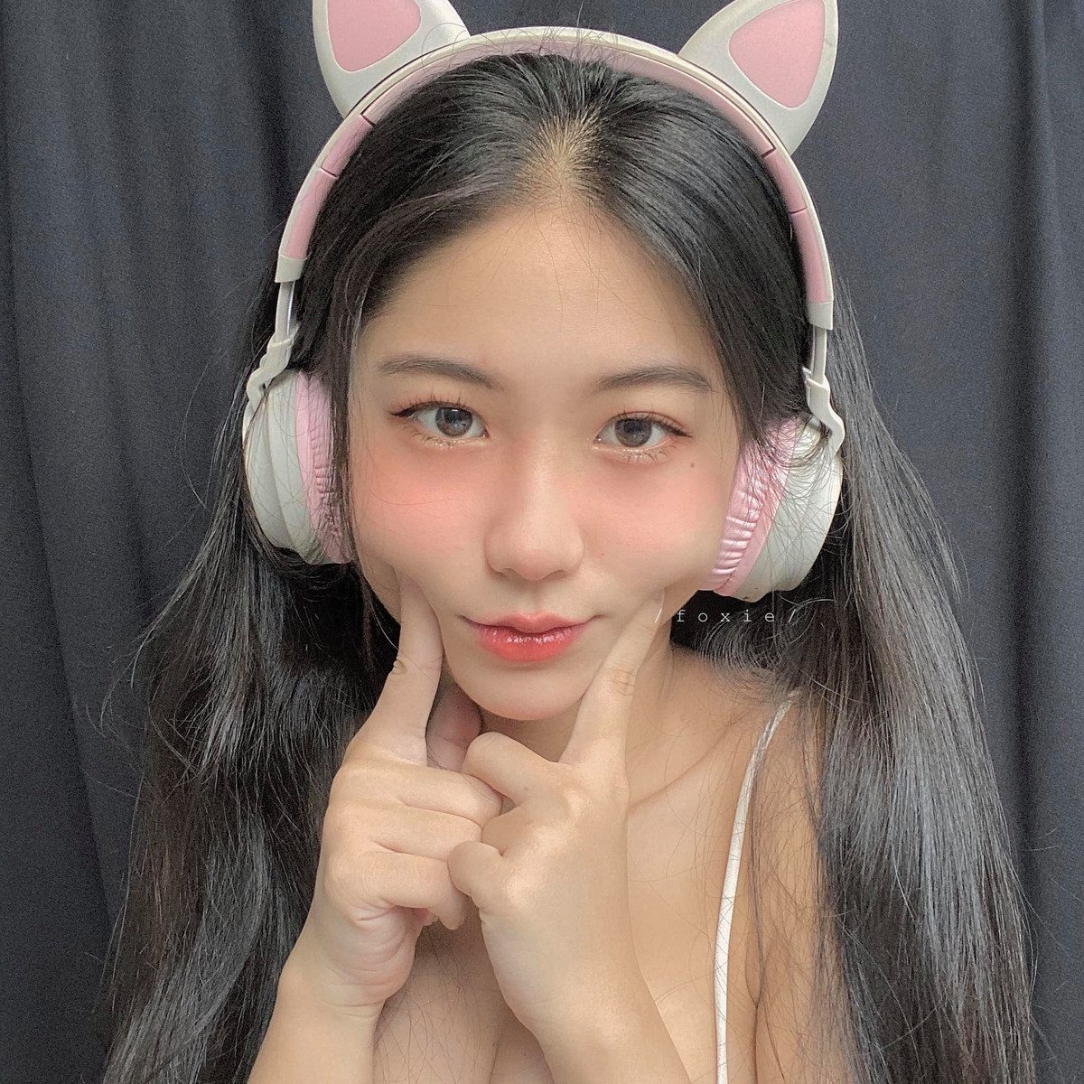 Gái xinh 10x này còn được nhiều người biết đến khi sở hữu gương mặt xinh đẹp giống với “bản sao” của ca sỹ Hòa Minzy.