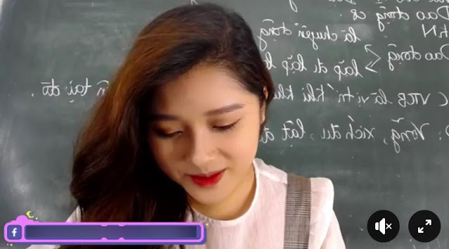 Thời gian vừa qua, giới học trò thì không ai là không biết đến cô giáo Minh Thu dạy Vật lý bằng hình thức livestream. Tuy nhiên mới đây, trên MXH xuất hiện thêm một cô giáo Vật lý 9X nữa, sở hữu nhan sắc không kém cạnh gì, thậm chí còn được đánh giá xinh đẹp hơn Minh Thu.