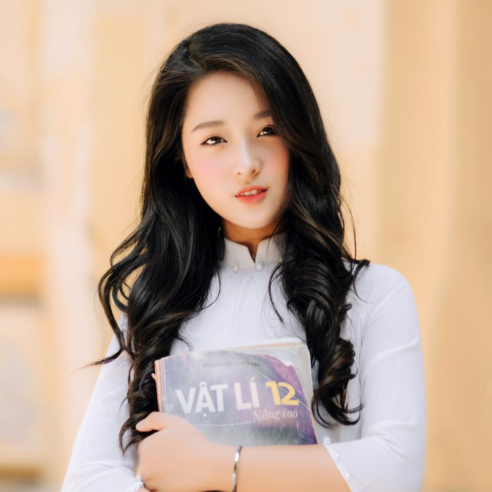 Trước đây, Thanh Nga chưa một lần xuất hiện trên mạng xã hội để livestream dạy học. Cô nàng chỉ đứng trên bục giảng trên trường, hay dạy qua Zoom cho học sinh khi dịch bệnh bùng phát.