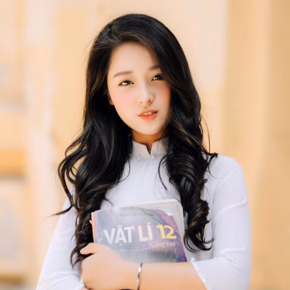 Trước đây, Thanh Nga chưa một lần xuất hiện trên mạng xã hội để livestream dạy học. Cô nàng chỉ đứng trên bục giảng trên trường, hay dạy qua Zoom cho học sinh khi dịch bệnh bùng phát.