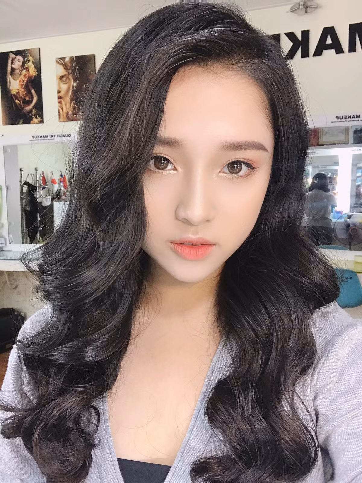 Nhan sắc của Thanh Nga được nhiều cư dân mạng đáng giá xinh đẹp, đáng yêu hơn cô giáo Minh Thu.