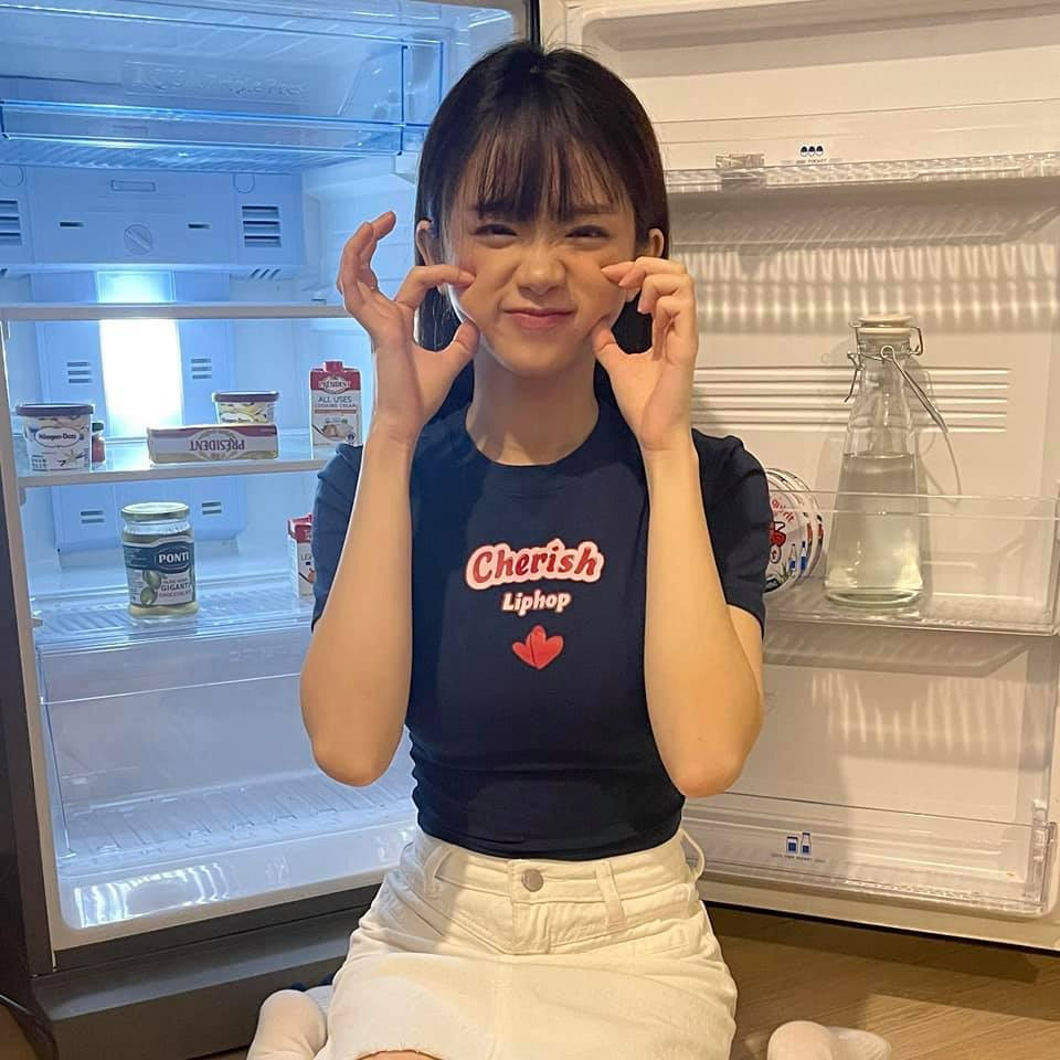 Thời điểm giãn cách xã hội, hot girl Linh Ka bỗng chốc được chú ý hơn nhờ những hình ảnh tích cực, không gợi cảm, hở hang, cô nàng lựa chọn trang phục trẻ trung và có chút trẻ con khi ở nhà.