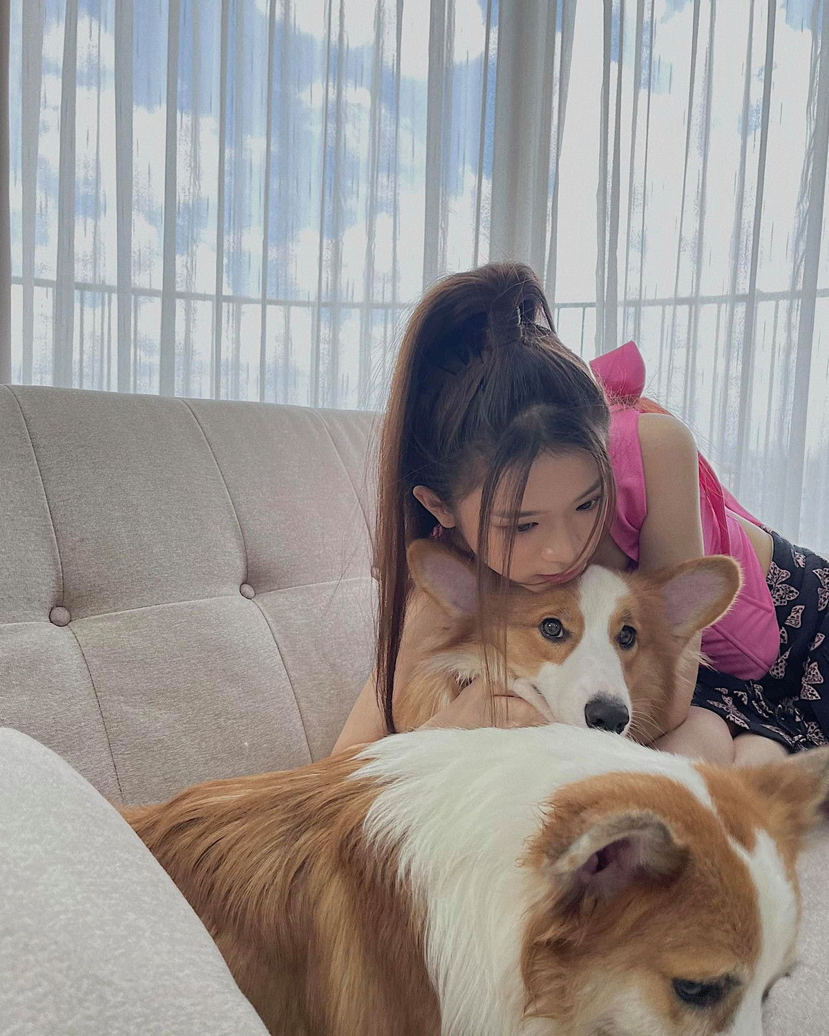 Dù vẫn tuân thủ đúng quy tắc 5K những hot girl 2K cũng không quên mặc đẹp mỗi ngày dù chỉ quanh quẩn trong nhà không bước ra phố.