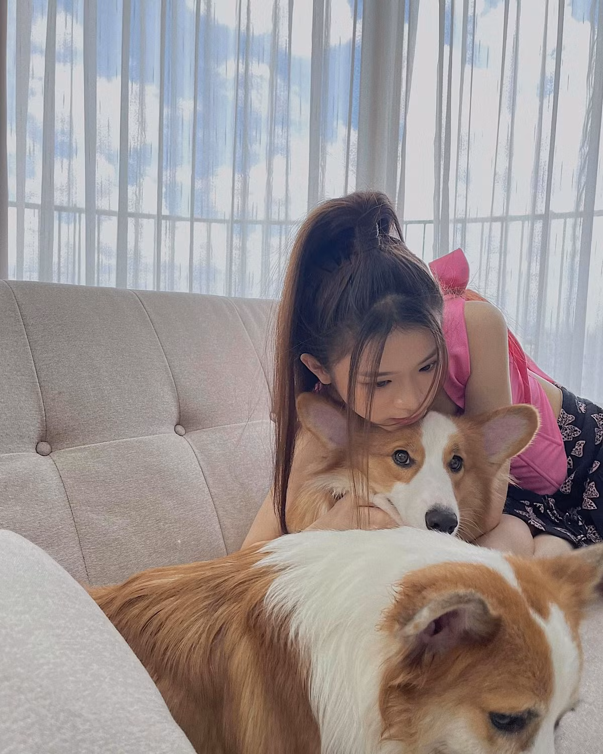 Dù vẫn tuân thủ đúng quy tắc 5K những hot girl 2K cũng không quên mặc đẹp mỗi ngày dù chỉ quanh quẩn trong nhà không bước ra phố.