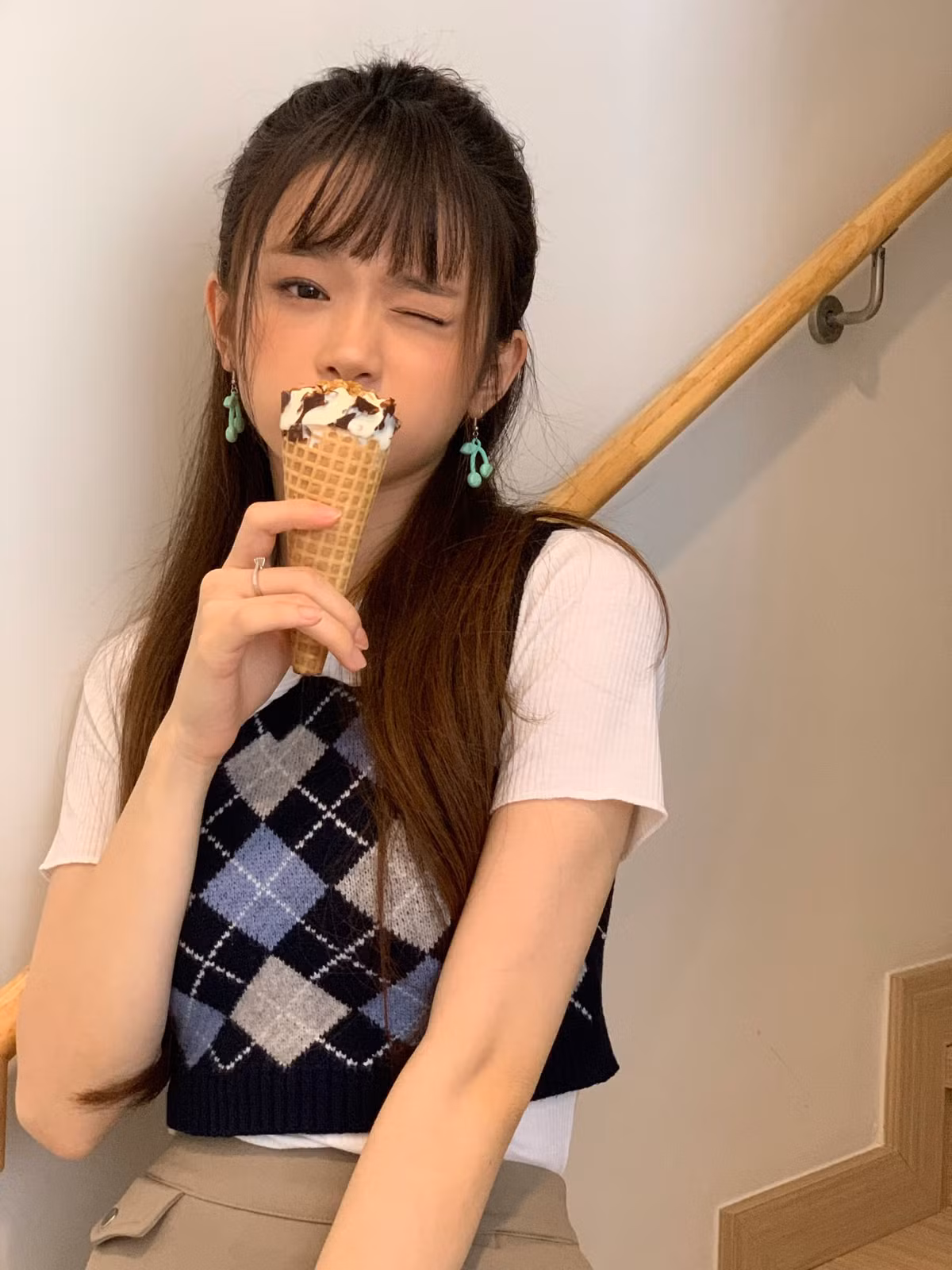 Dù rất nhiều người bày tỏ sự khen ngợi với việc "lột xác" theo phong cách có phần trưởng thành, mặn mà và quyến rũ hơn, nhưng không ít ý kiến cho rằng ở độ tuổi 19, Linh Ka vẫn hợp với phong cách trang điểm và thời trang trẻ trung, năng động như trước hơn.