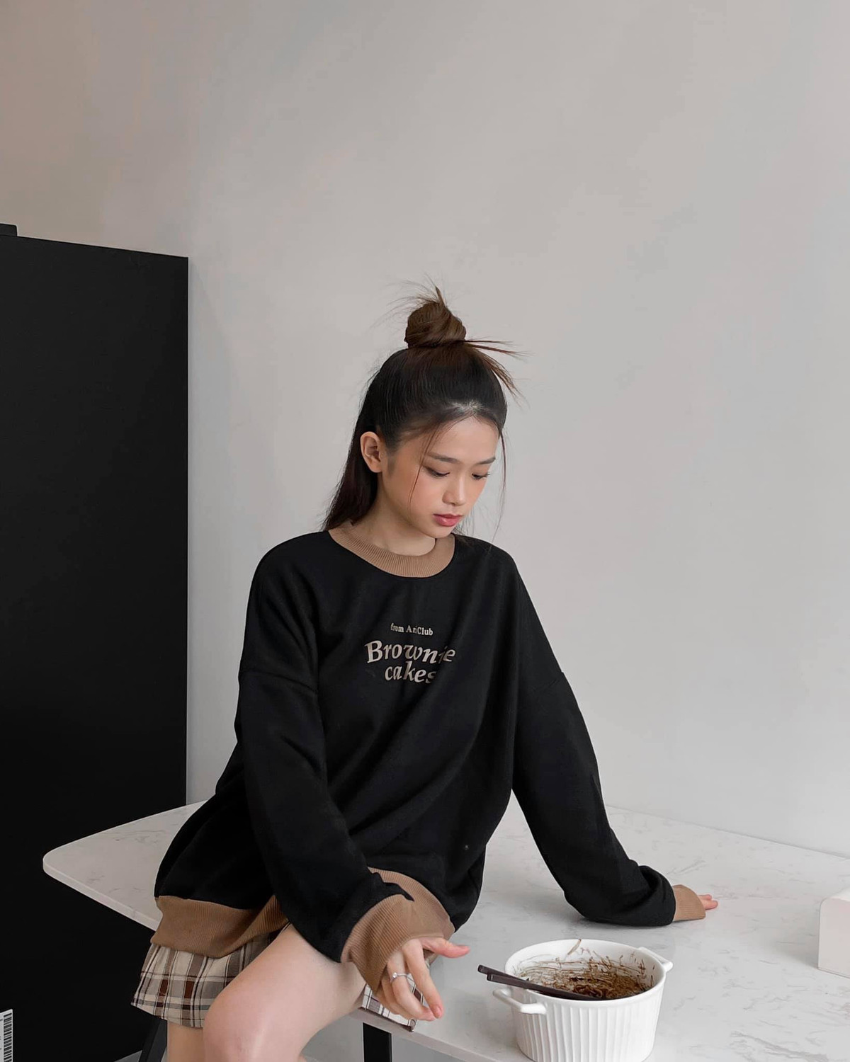 Cô nàng chịu khó chăm chút tóc tai, phụ kiện đến cách trang điểm cũng chỉn chu mỗi lần lên đồ chụp ảnh.