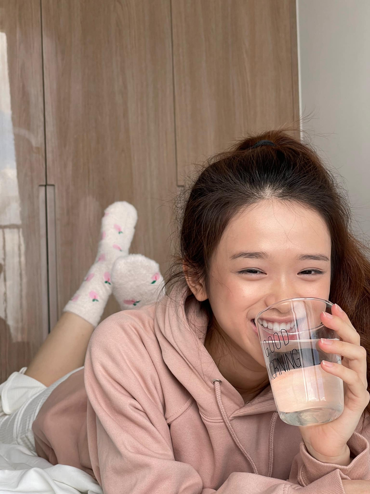 Cô lựa chọn phong cách phù hợp trong từng khoảnh khắc, khi thì trên giường, rồi chui xuống gầm bàn làm việc chụp ảnh, ở phòng khách,...làm ai cũng say mê và khen ngợi không ngớt lời.