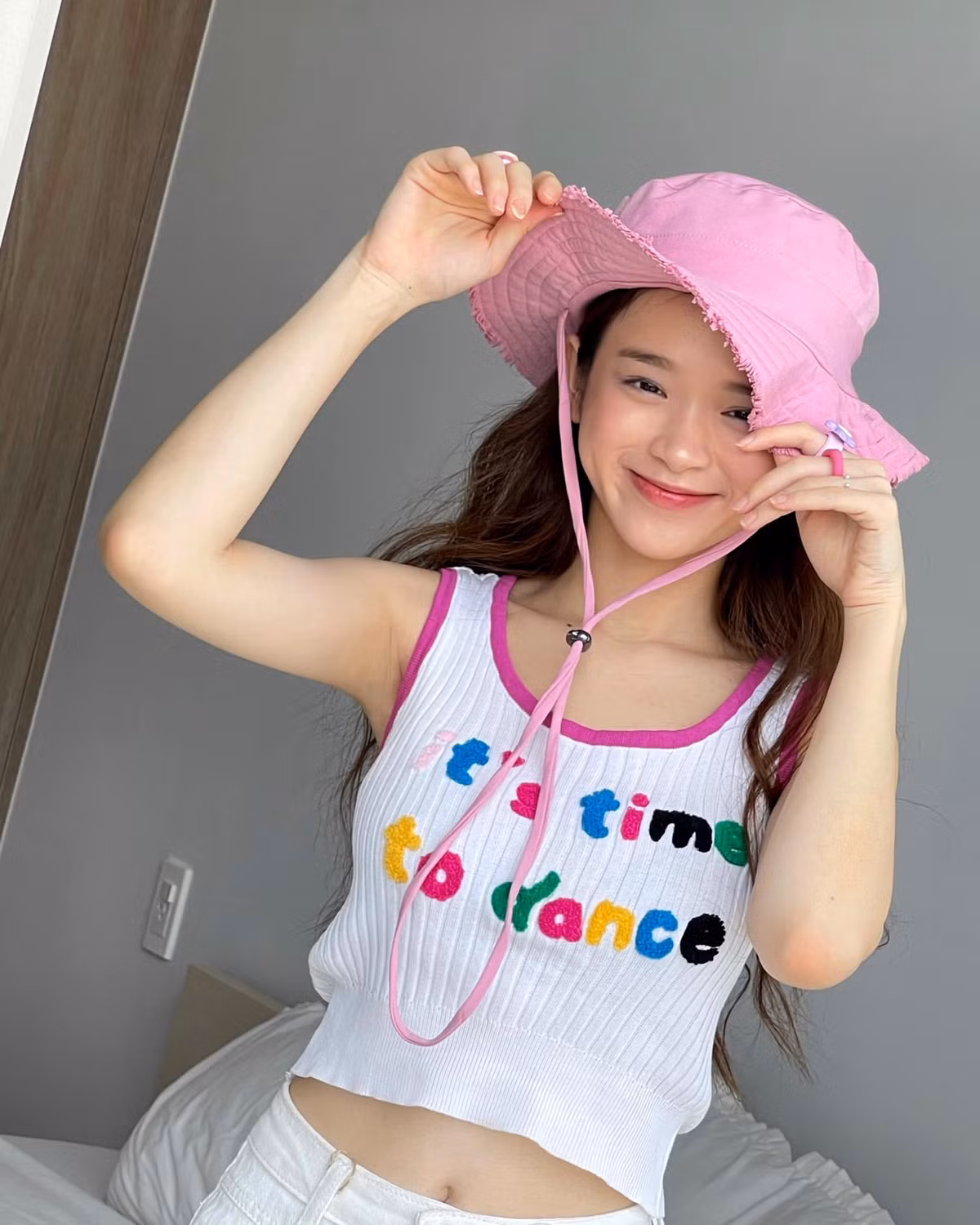 Khác hẳn với hình tượng đằm thắm, trưởng thành trước đó, khi ở nhà Linh Ka lại lựa chọn trang phục màu sắc, có phần trẻ con.