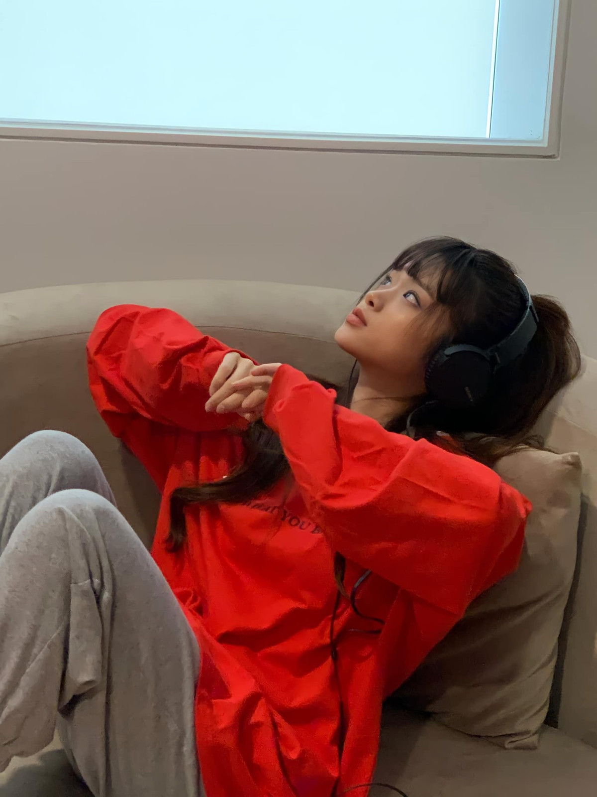 Nếu vài năm trước, hot girl Linh Ka sở hữu thân hình đầy đặn cùng gương mặt tròn trịa thì hiện tại, Linh Ka đã cao hơn, đặc biệt là body thon gọn sau khi giảm 7,5 kg.