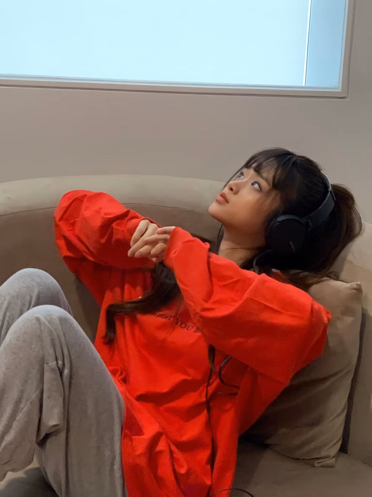 Nếu vài năm trước, hot girl Linh Ka sở hữu thân hình đầy đặn cùng gương mặt tròn trịa thì hiện tại, Linh Ka đã cao hơn, đặc biệt là body thon gọn sau khi giảm 7,5 kg.