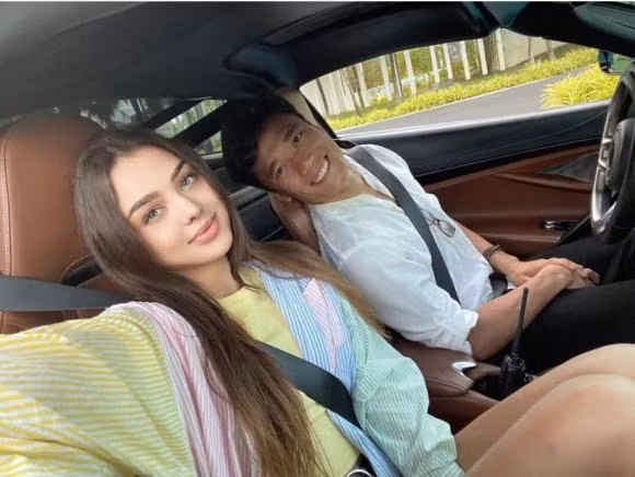 Hôm qua (9/8), bạn gái thủ môn Bùi Tiến Dũng đã đăng tải hình ảnh check in trong siêu xe nhân kỷ niệm tròn 1 năm yêu nhau. Nàng mẫu Tây có viết: "It’s our special day. 09/08/2021. 1 year together" (Tạm dịch: "Đây là một ngày đặc biệt của chúng tôi. 9/8/2021. 1 năm bên nhau").