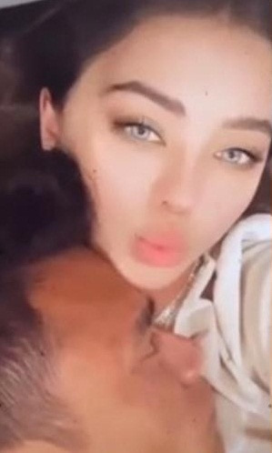 Sau khi chia sẻ hình ảnh trên, bạn gái Bùi Tiến Dũng mới đây khoe thêm đoạn clip ngắn ghi lại loạt khoảnh khắc mặn nồng của họ.