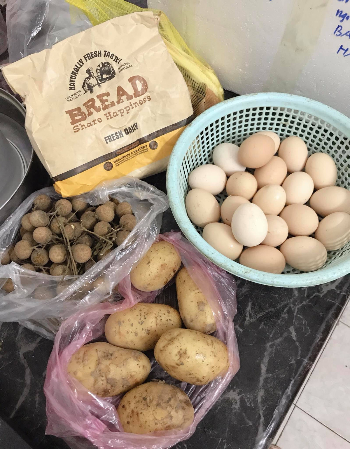 Đằng sau mỗi túi đồ ăn là tình cảm của gia đình gửi lên thành phố.