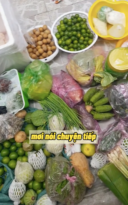 Thời gian này, trên mạng xã hội xuất hiện khá nhiều hình ảnh được bố mẹ ở quê tiếp tế thực phẩm từng thùng đầy ú ụ, đủ loai thịt, cá, rau củ quả, trứng,...