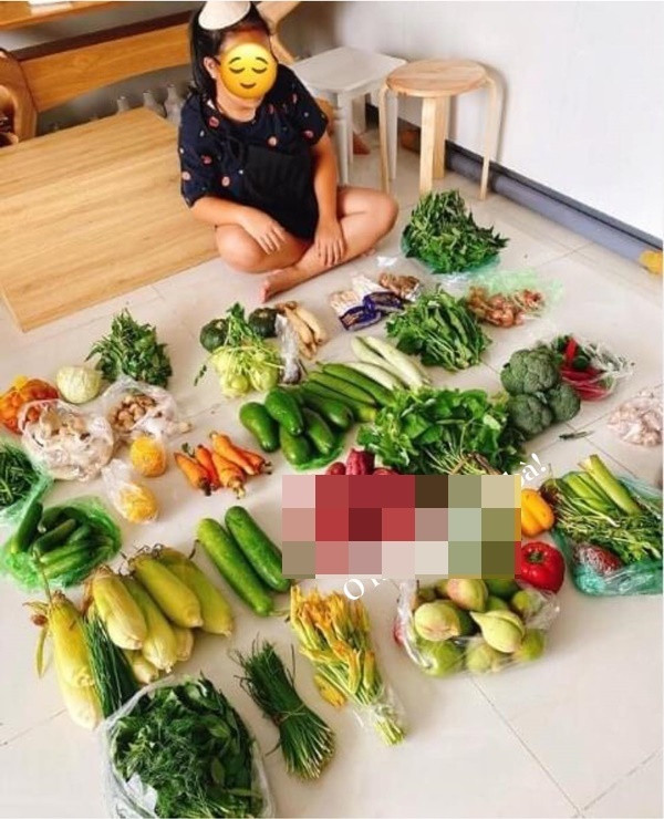 Những túi đồ được gói cẩn thận, toàn thực phẩm sạch được gửi từ quê.