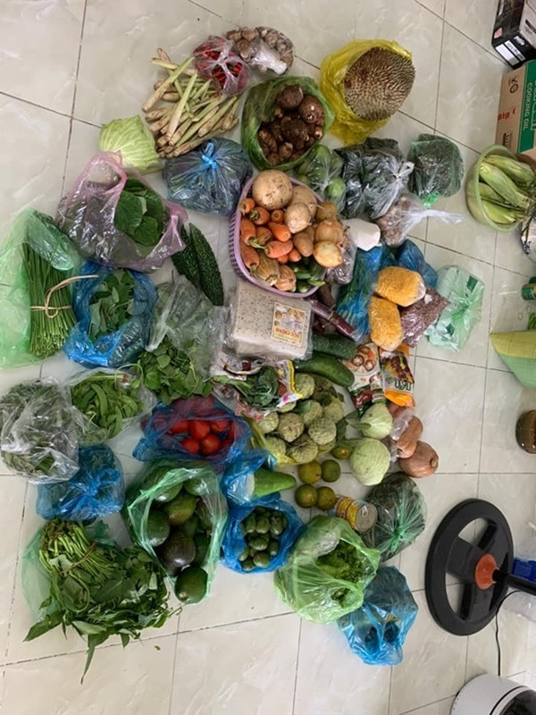 Đây có thể nói là trào lưu mới trong mùa dịch này, loạt ảnh rau, củ, quả kèm theo thịt gà, thịt heo, cá, tôm... được gia đình tiếp tế xuất hiện đầy rẫy trên MXH.