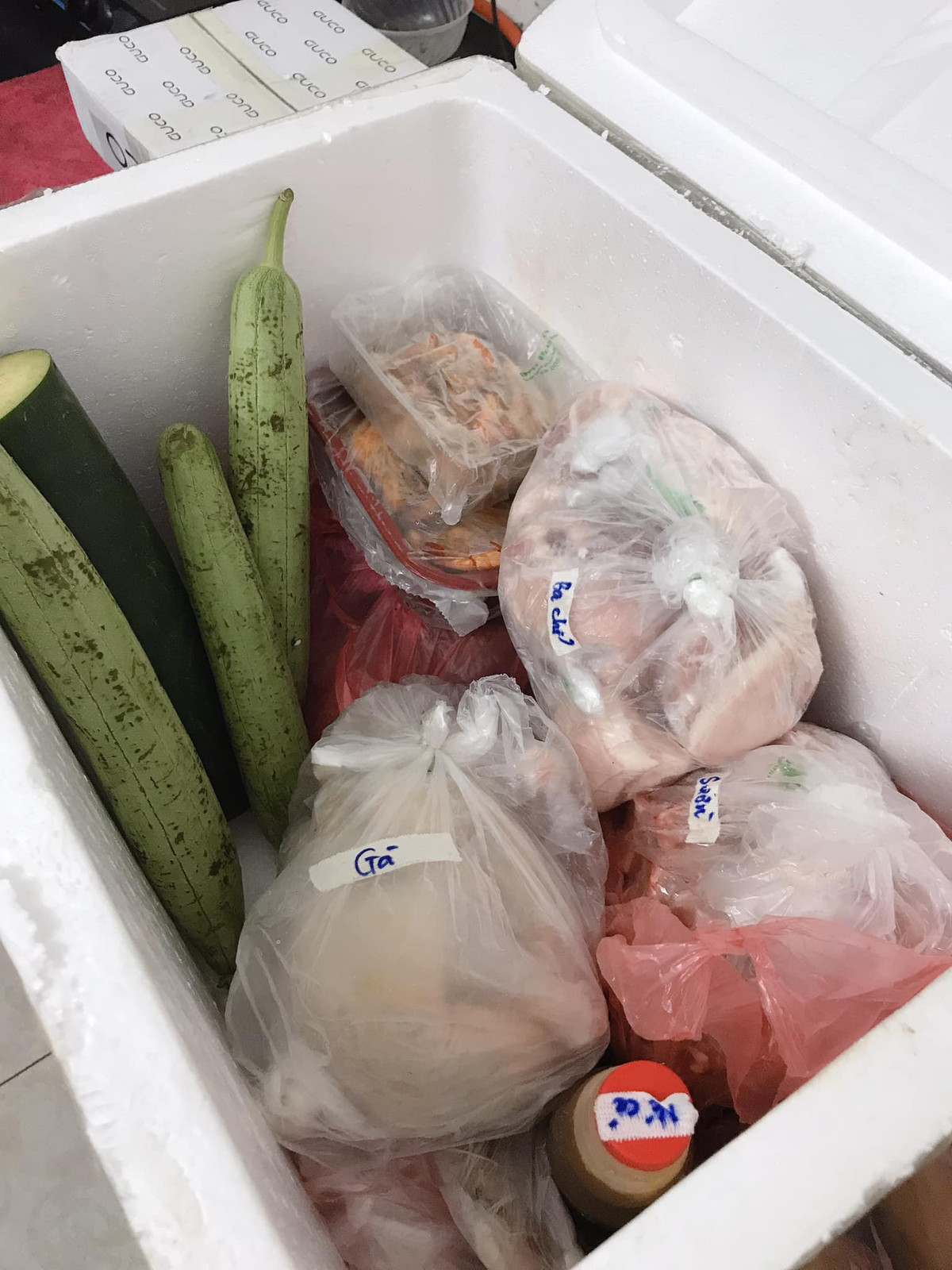 Đủ các loại rau, củ, quả, thịt, cá được chuyển từ vườn nhà lên thành phố cho con, mẹ còn ghi cẩn thận từng món đồ để không bị lẫn.