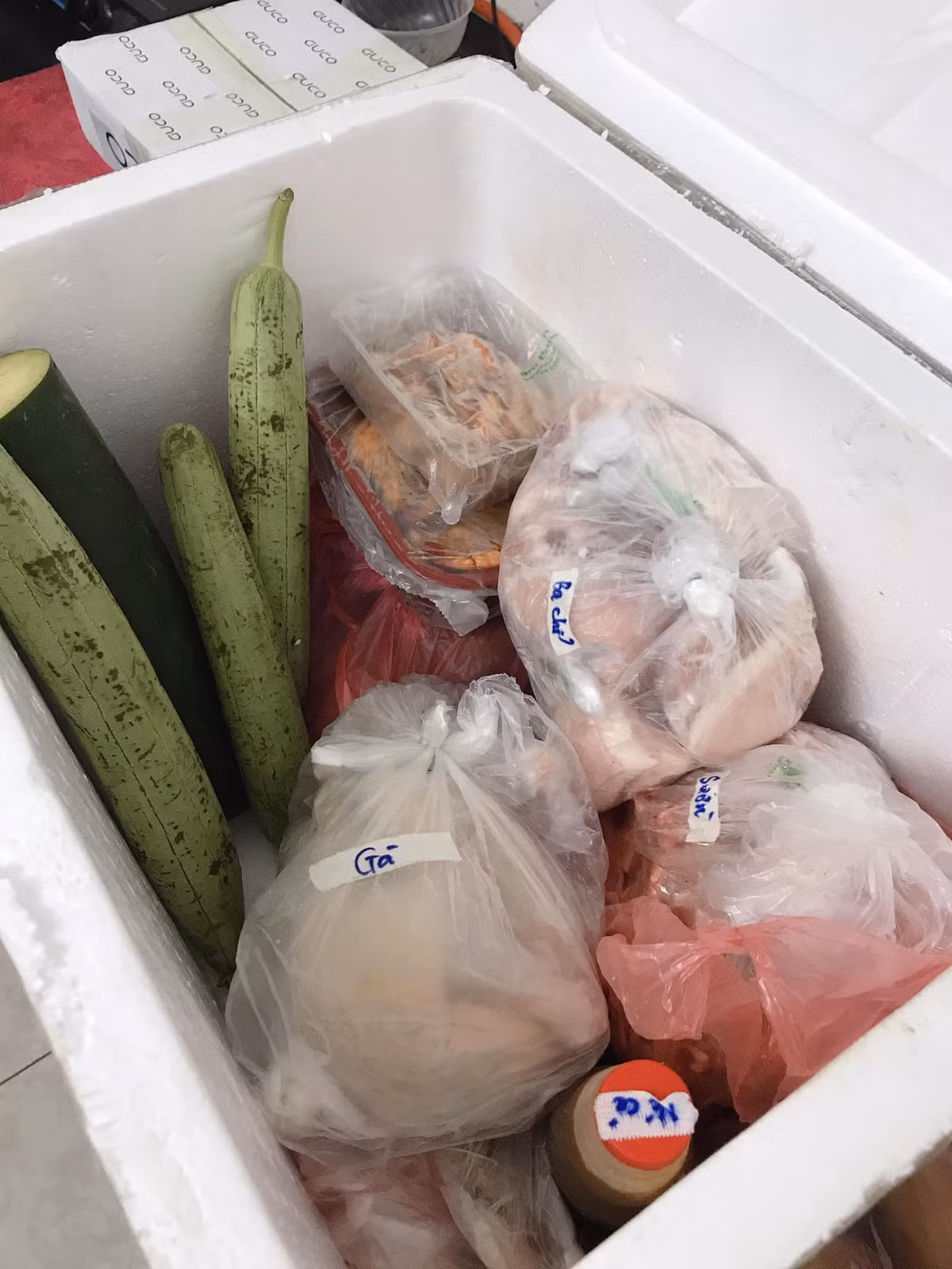 Đủ các loại rau, củ, quả, thịt, cá được chuyển từ vườn nhà lên thành phố cho con, mẹ còn ghi cẩn thận từng món đồ để không bị lẫn.