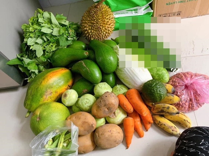 Nhận được những món đồ cứu trợ, những người con xa quê đã vơi đi đôi phần gánh nặng chợ búa hằng ngày. Ảnh: Tổng hợp Facebook