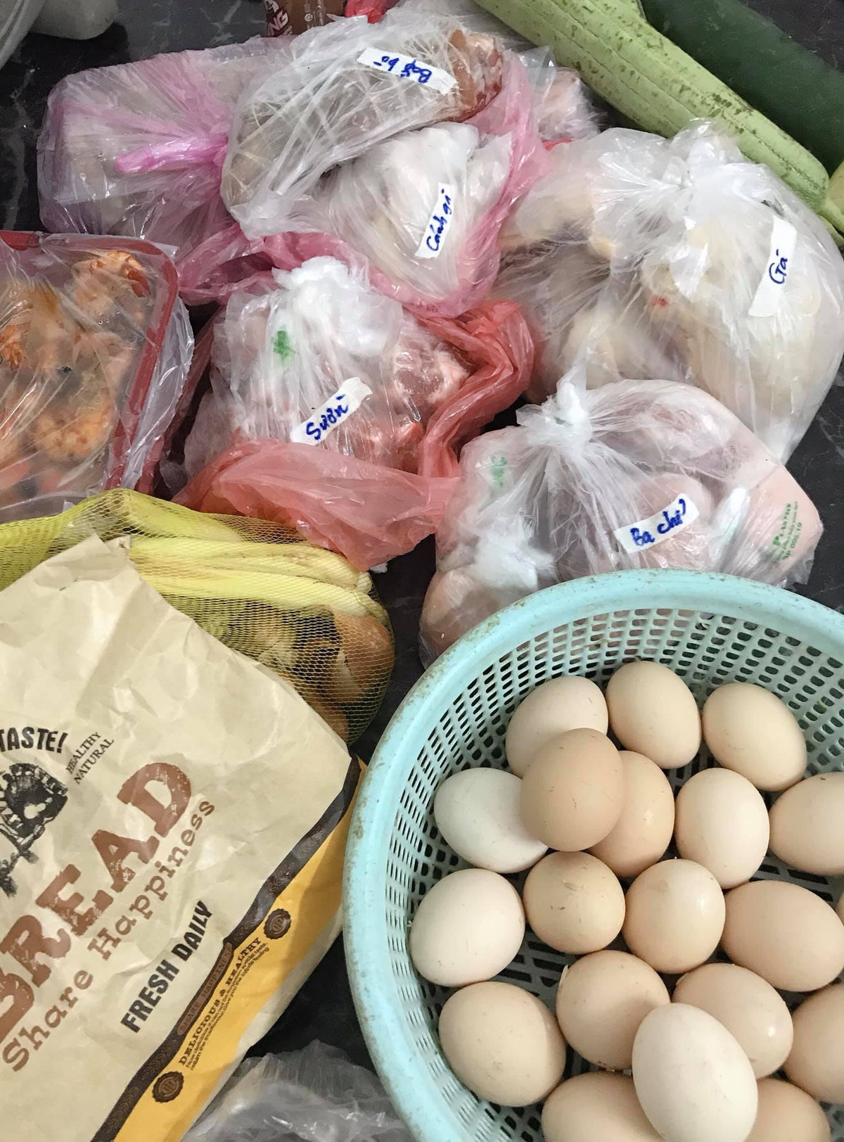 Đồ ăn, thực phẩm nhiều đến nỗi cứ ngỡ như cửa hàng thực phẩm mùa dịch.