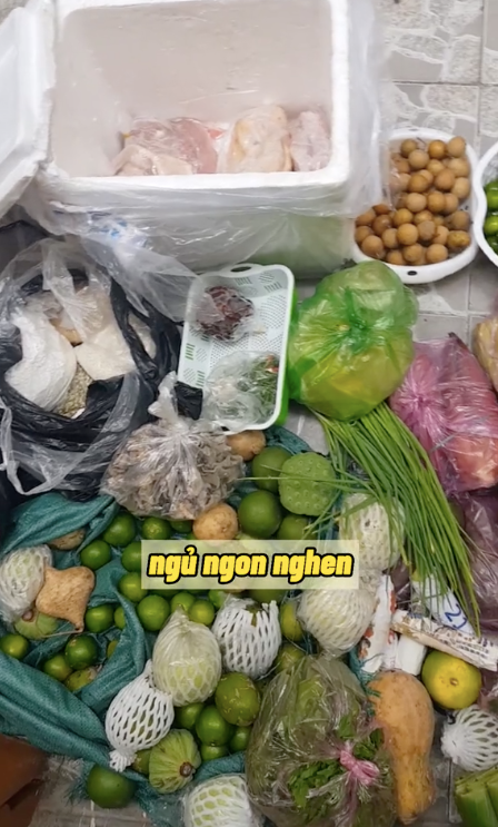 Với những người ở xa quê, việc được tiếp tế thực phẩm giữa mùa dịch từ quê nhà là niềm hạnh phúc khó tả.