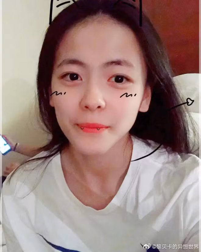 Với vẻ ngoài xinh xắn, khuôn mặt nhỏ đáng yêu và làn da trắng sữa, mịn màng, nữ VĐV Yang Shuyu được gọi là "hot girl bóng rổ".