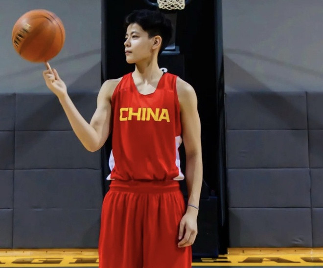 Diện mạo mới cùng mái tóc cực nam tính của Yang Shuyu khiến nhiều người thích thú, thậm chí gọi cô nàng này là "biểu tượng của vẻ đẹp phi giới tính".