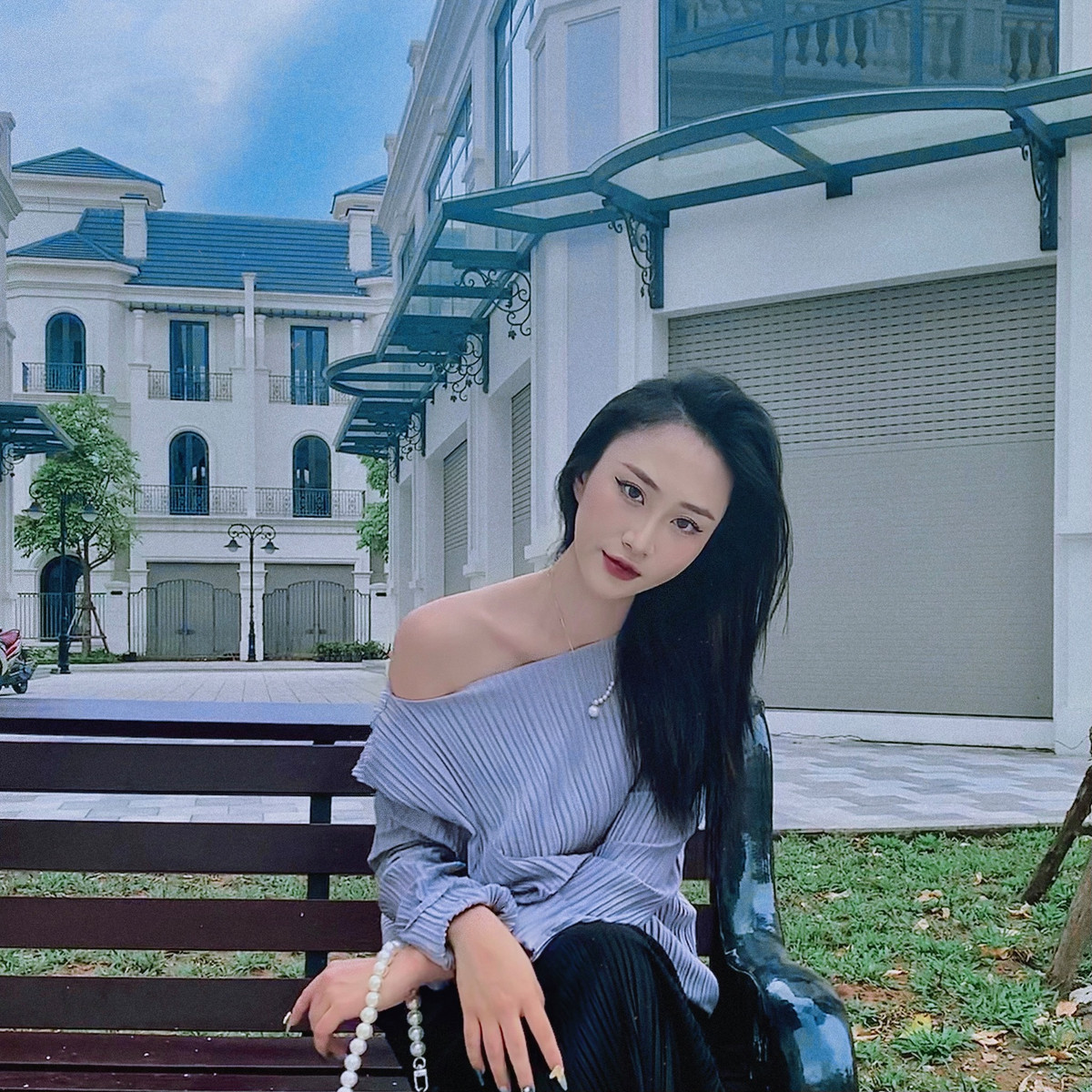 Ngay cả khi ăn mặc đơn giản cô gái này vẫn toát lên vẻ đẹp sang chảnh của mình.