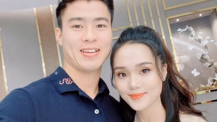 Quỳnh Anh sau đó lên tiếng cho biết hoàn toàn không có việc chồng đánh đập hay hủy trạng thái đã kết hôn trên Facebook. Thậm chí Duy Mạnh còn đích thị là soái ca chăm vợ khi lặn lội 40km để về với vợ con mỗi ngày hay bắt vợ ăn từ cốc sữa đến bát yến.