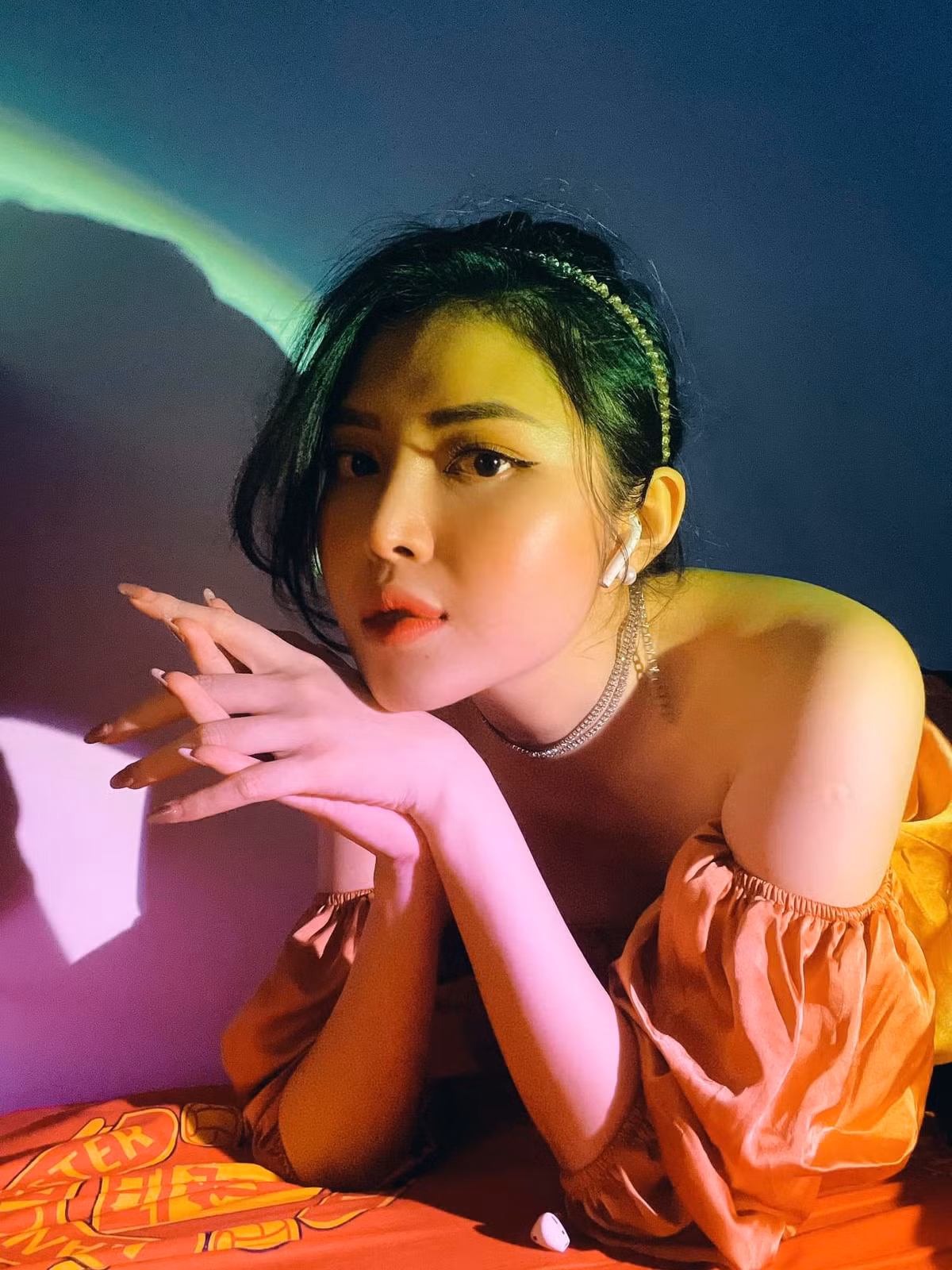 Sở hữu sống mũi cao và đôi mắt sáng, Quế Chi gây mê với netizen bởi những khoảnh khắc khoe góc nghiêng thần thánh.