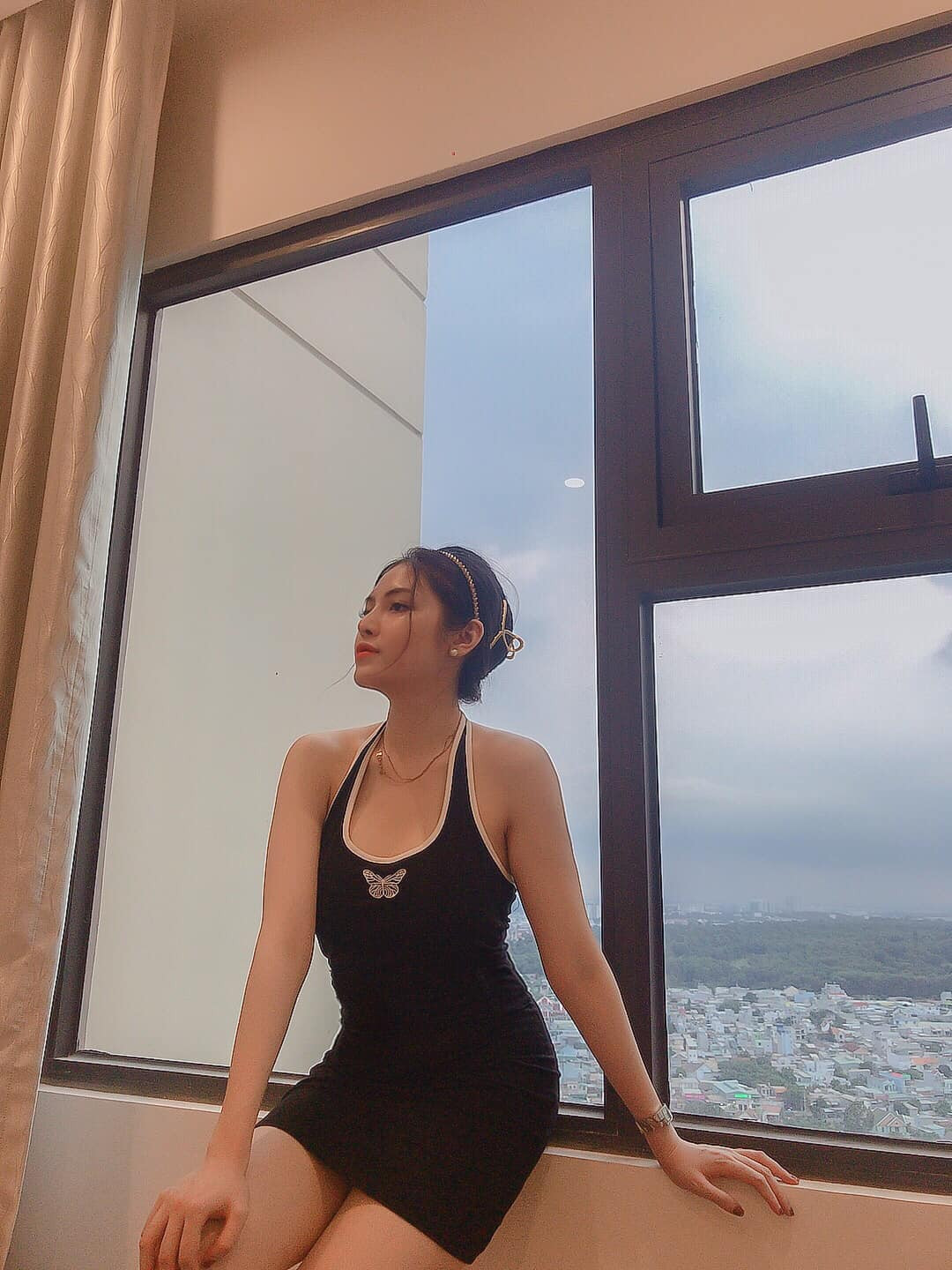 Cô nàng sở hữu ngoại hình ưa nhìn, gương mặt thanh tú, đường nét hài hòa, ấy vậy mà mỗi lần đăng ảnh Quế Chi đều nhận về nhiều lời khen nhan sắc.