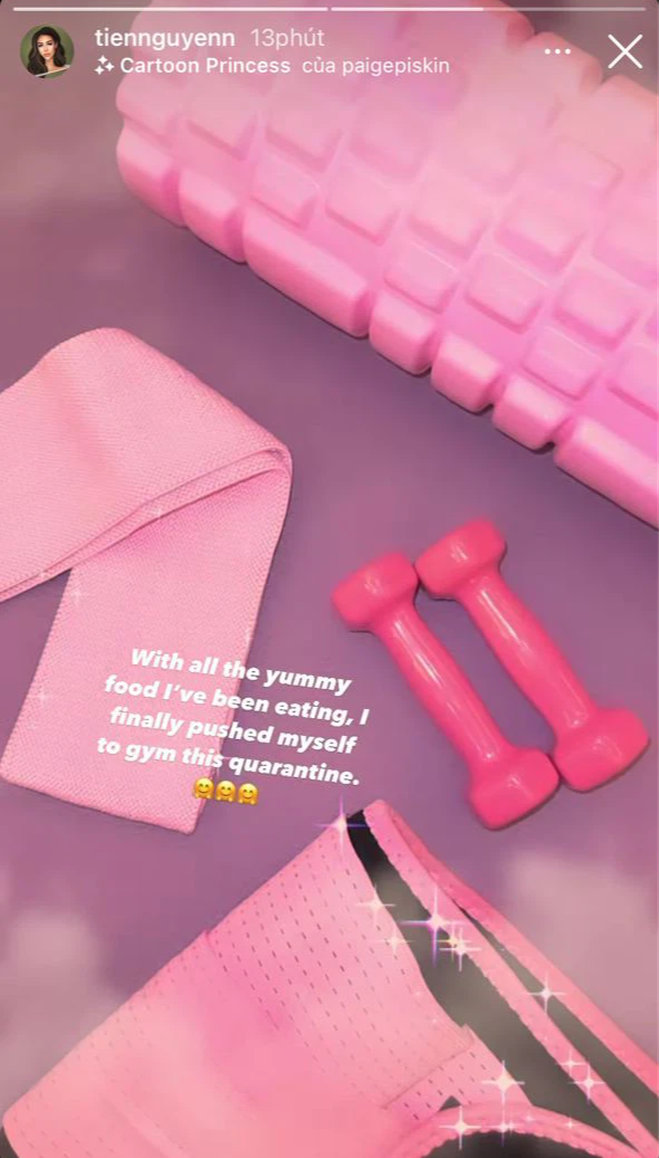 Để có được vóc dáng mảnh mai dù ăn uống nhiều, Tiên Nguyễn trước đó đã sắm sửa nhiều đồ tập thể dục thể thao từ tạ tay đến dây kháng lực... và tập tành chăm chỉ vô cùng trong suốt mùa dịch.