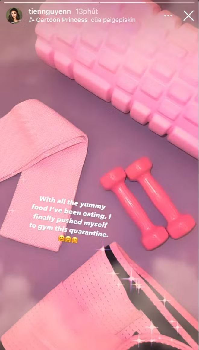 Để có được vóc dáng mảnh mai dù ăn uống nhiều, Tiên Nguyễn trước đó đã sắm sửa nhiều đồ tập thể dục thể thao từ tạ tay đến dây kháng lực... và tập tành chăm chỉ vô cùng trong suốt mùa dịch.