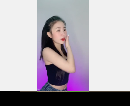 Trong màn nhảy nhót mới, Tiểu Hý vẫn có nét dễ thương giống như bản cover Hạ Còn Vương Nắng ngày nào.