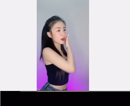 Trong màn nhảy nhót mới, Tiểu Hý vẫn có nét dễ thương giống như bản cover Hạ Còn Vương Nắng ngày nào.