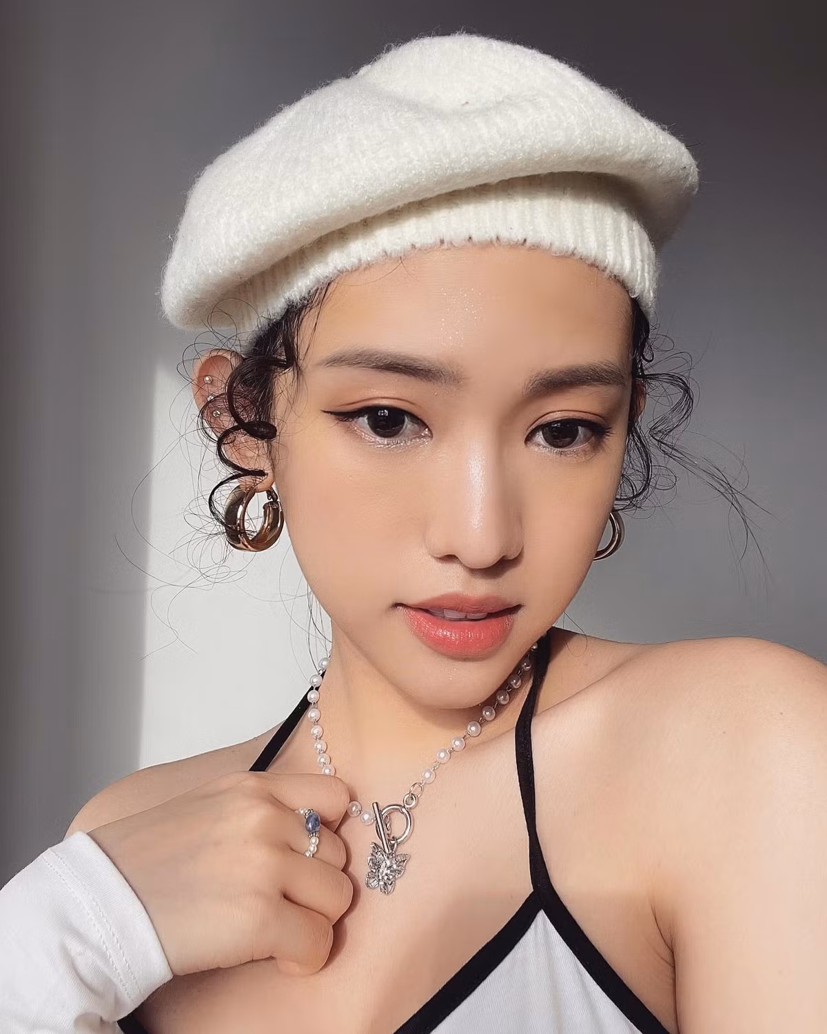 Được biết, sau một thời gian tháo túi ngực để hình ảnh trở nên sang chảnh hơn theo ý muốn, "hot girl thị phi" này đã quyết định nâng ngực trở lại.