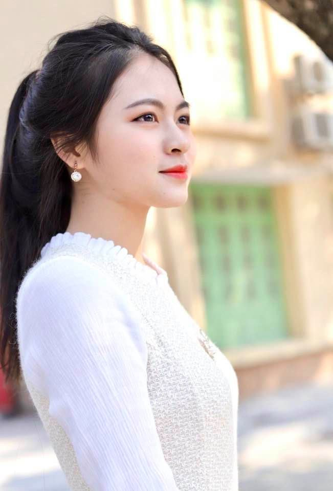 Mặc dù tham gia tình nguyện, hoạt động ngoại khóa cũng như dạy học nhưng học tập trên trường vẫn là ưu tiên hàng đầu của Huệ.